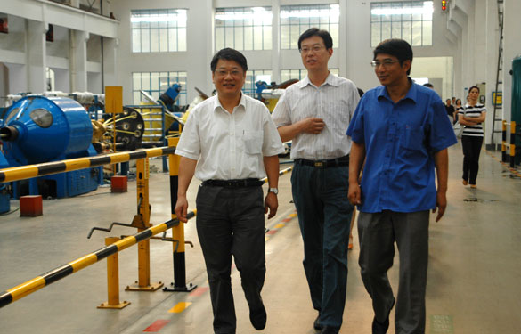 江苏省经信委企业生长效劳随处长陈冈一行来凯发k8集团考察指导