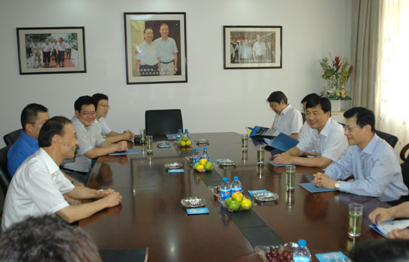 江苏银行董事长黄志伟来凯发k8考察