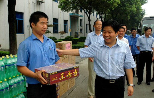 溧阳市代市长苏江华等向导慰问凯发k8一线员工