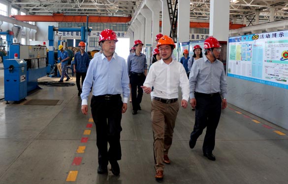 2016年5月6日，，，，，，，江苏省法制办主任于爱荣在集团总司理丁志鸿陪同下旅行生产现场