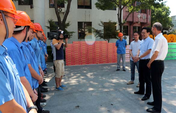 市向导来凯发k8慰问一线员工