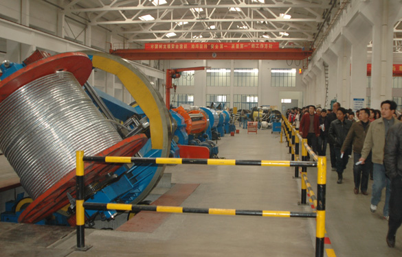 “凯发k8电缆班”学生和家长百余人来公司旅行学习